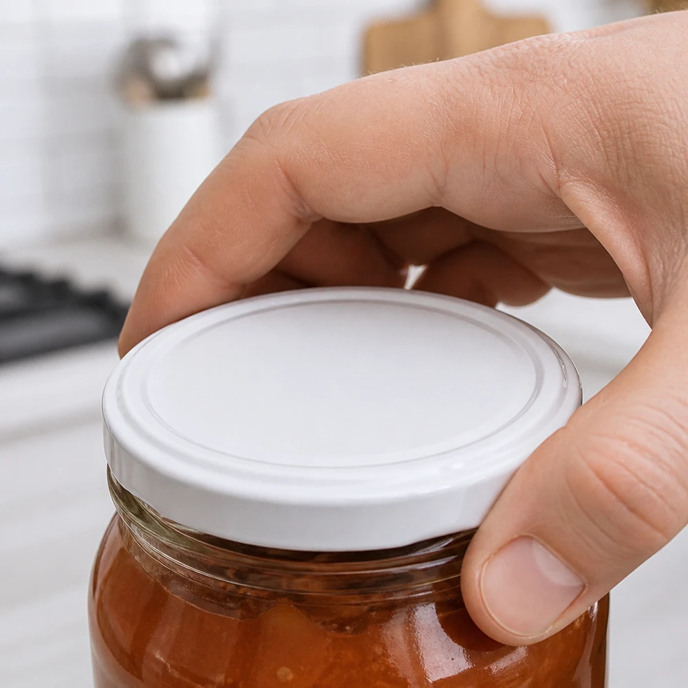 63mm Bouchon BioSeal blanc (TO63) UNiTWIST Couvercle de conserve UNiTWIST TO63 blanc sans BPA, utilisé pour fermer un bocal contenant de la confiture