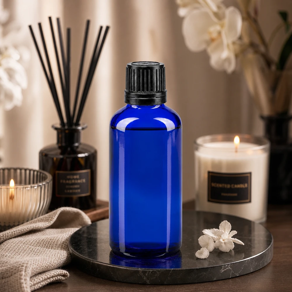 Flacon de pharmacie bleu de 50 ml en verre bleu cobalt avec bouchon OV nervuré, dans une ambiance spa