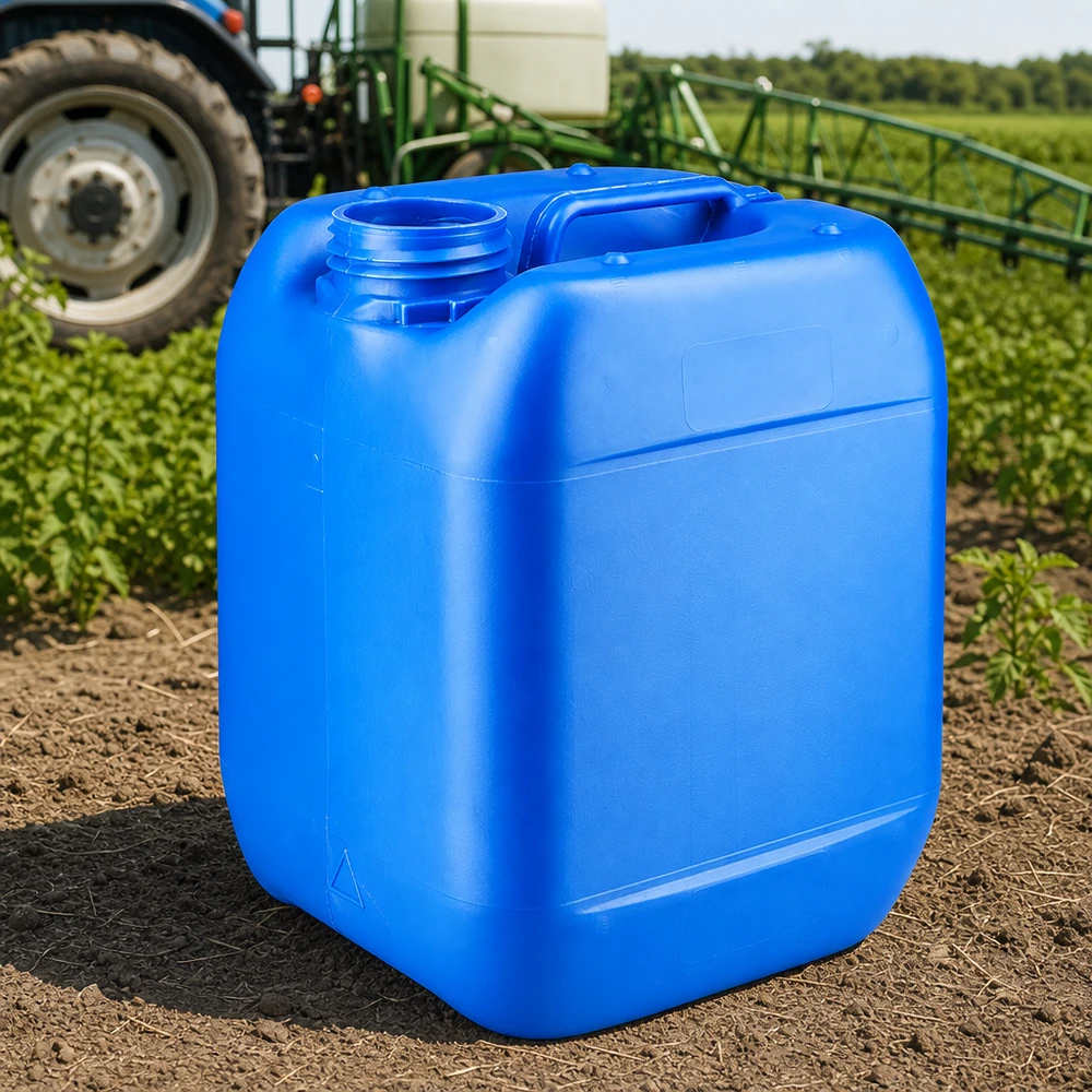 Bidon rectangulaire en plastique de 5 litres, bleu, sans couvercle, posé sur un sol agricole dans un environnement champêtre