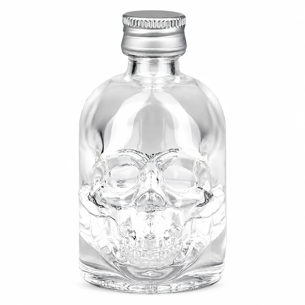 Bouteille en verre 50 ml « Hector » et bouchon à vis argenté UNiTWIST® Bouteille en verre Hector de 50 ml avec relief de tête de mort et bouchon à vis argenté UNiTWIS sur fond blanc