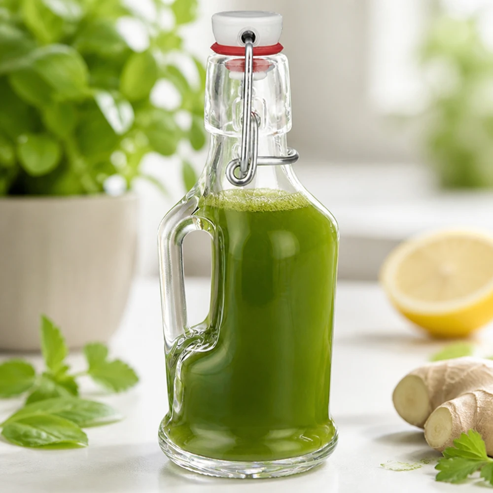 Bouteille en verre Bertha 200ml remplie de smoothie vert à côté de gingembre et de citron Scène de cuisine UNiTW Bouchon à étrier
