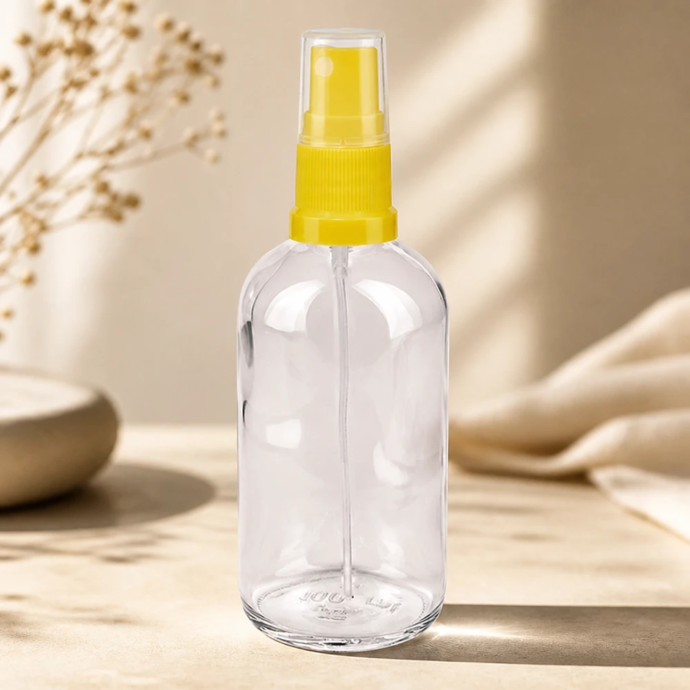 Vaporisateur 100ml jaune/tr. STD ClearLine UT18/100 Flacon pulvérisateur en plastique vide de 100 ml avec pompe jaune sur fond bois