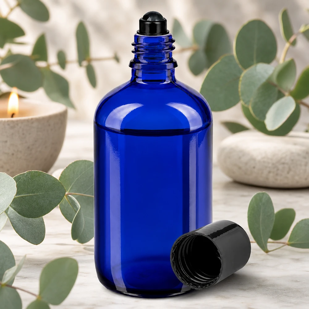 Flacon de déodorant en verre bleu 100 ml, déo à bille vide Flacon en verre d'apothicaire bleu de 100 ml avec bouchon à bille, sur fond de décoration bien-être apaisante