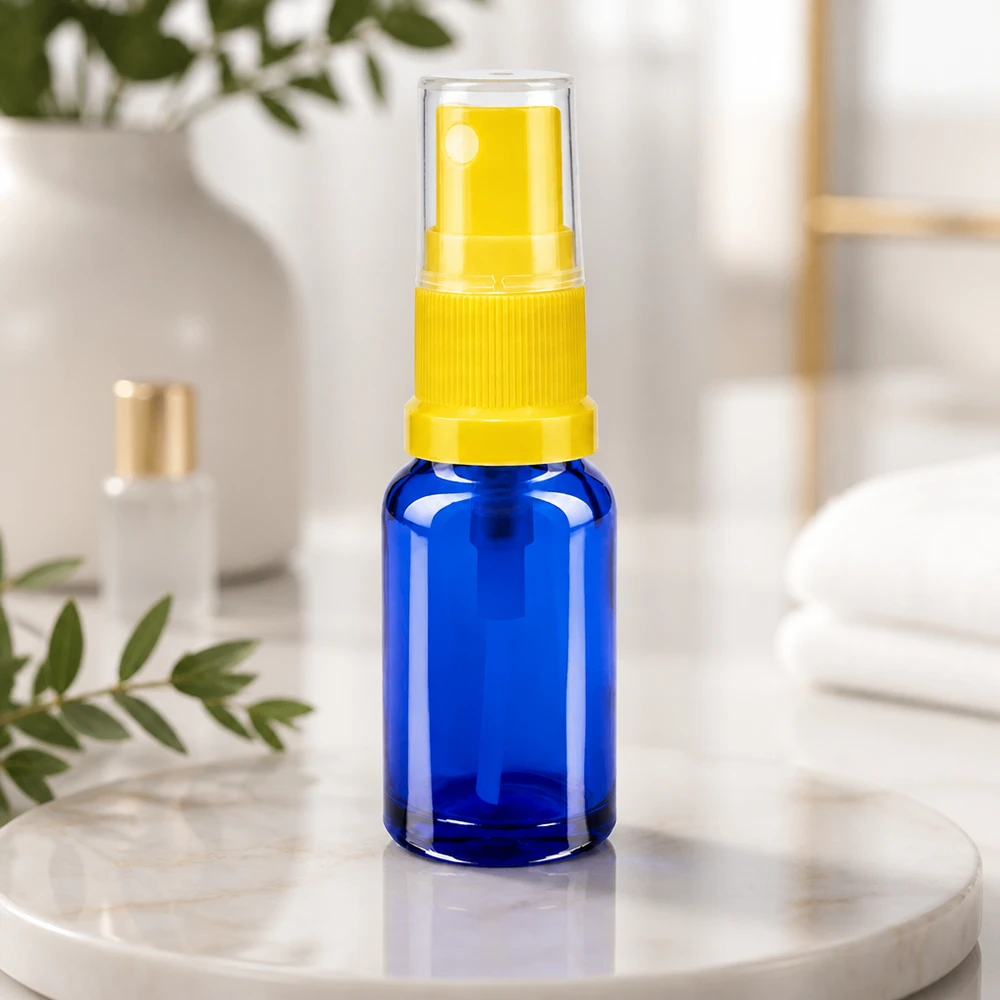 Flacon pulvérisateur STD bleu cobalt de 10 ml avec pommeau jaune, destiné aux secteurs cosmétique et pharmaceutique
