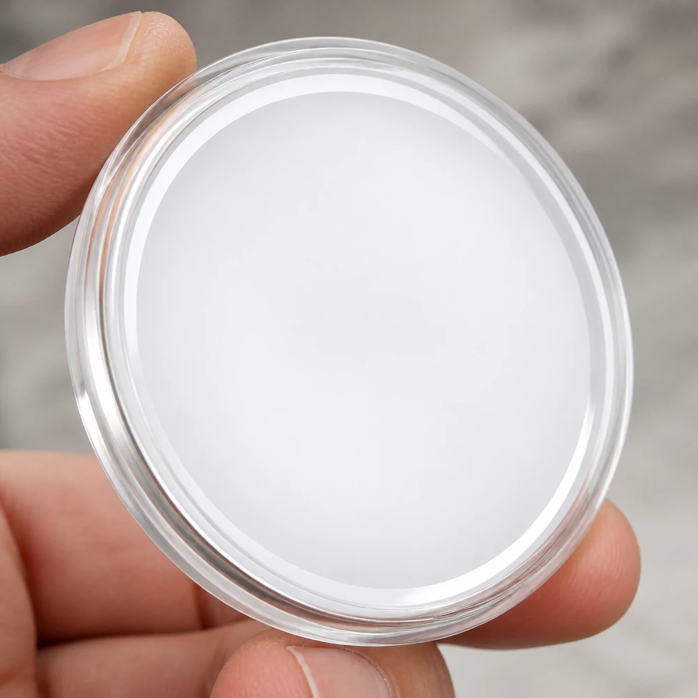 Comparaison de taille : couvercle BasicSeal 63 mm blanc TO63 UNiTWIST posé sur la paume de la main