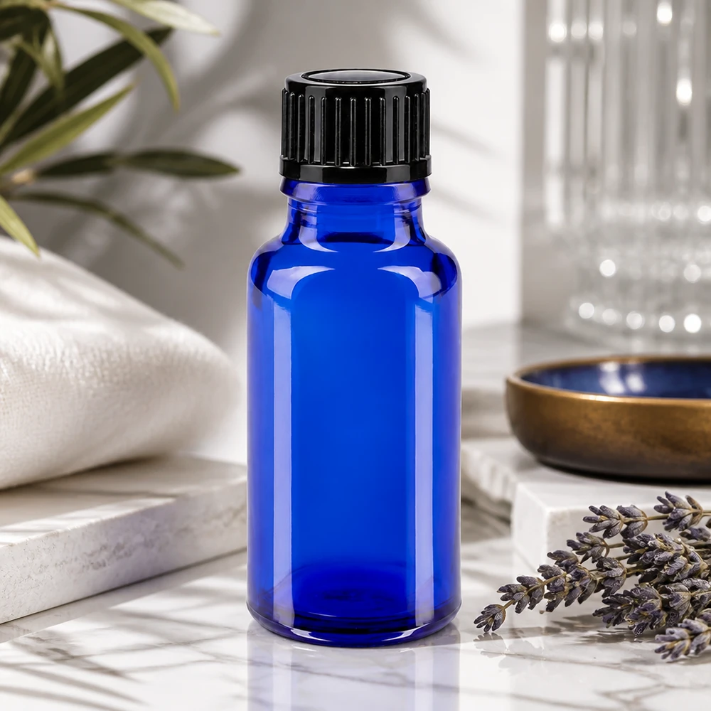 Flacon en verre bleu cobalt de 20 ml, SV STD 11 mm, pour huiles essentielles, dans une ambiance spa moderne