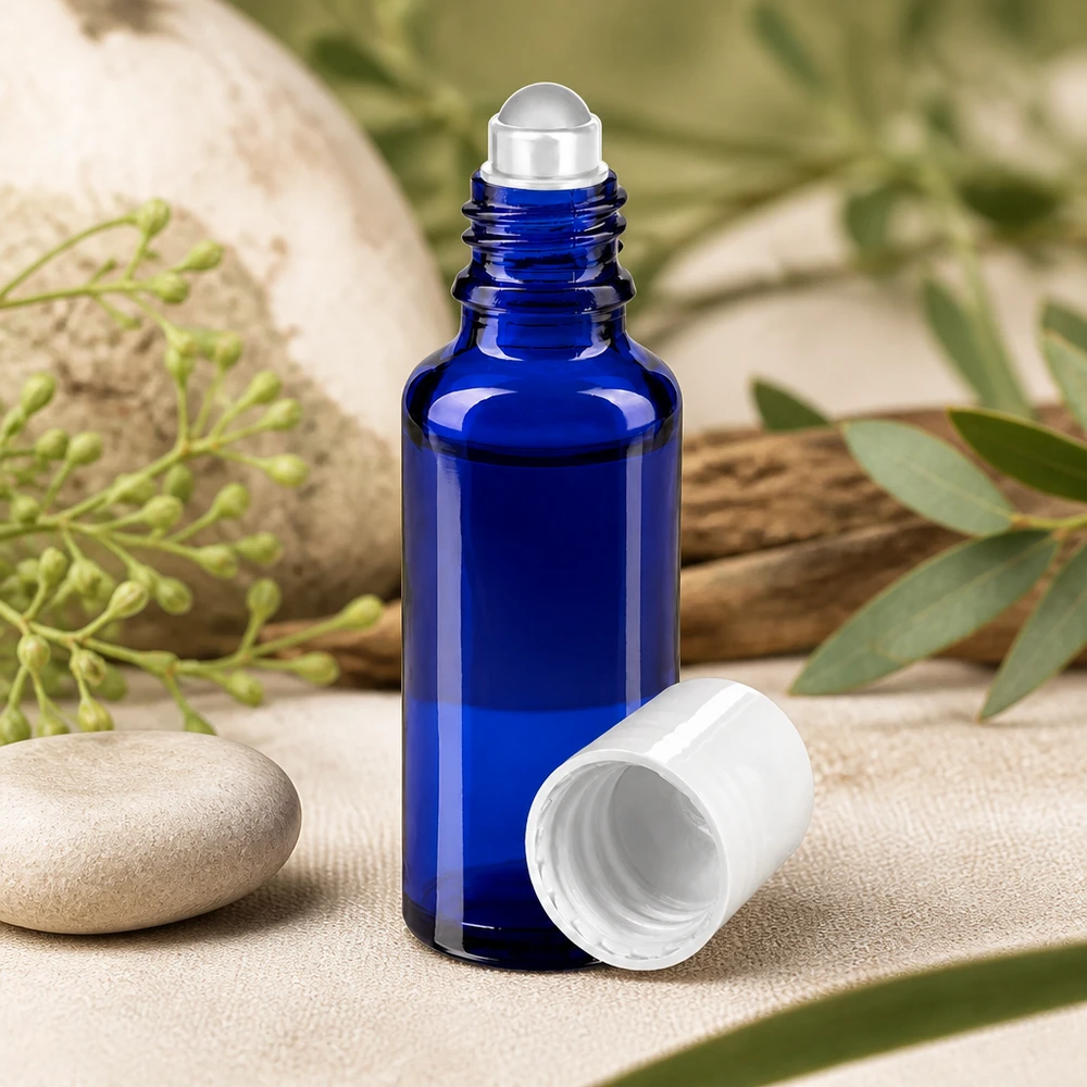 Flacon roll-on bleu cobalt de 30 ml en verre anti-UV, muni d'un bouchon amovible en plastique blanc