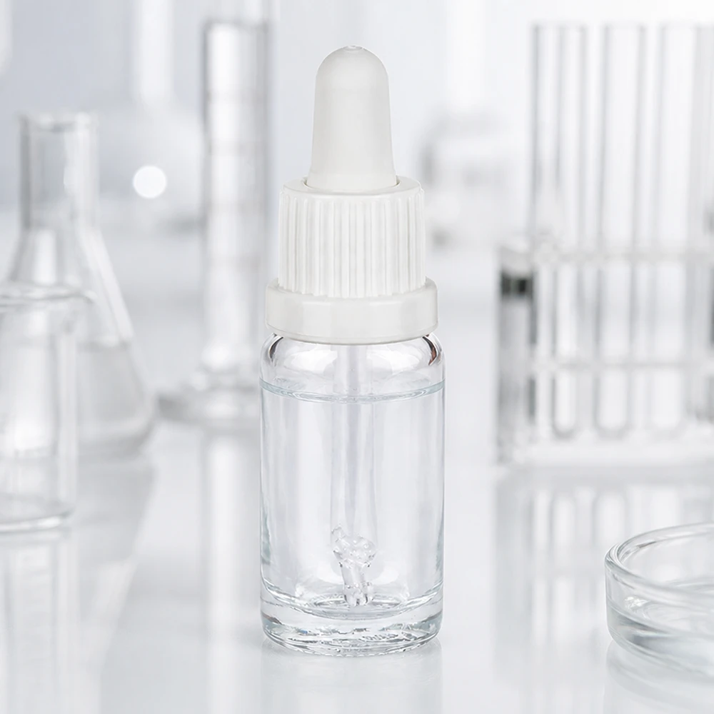 Flacon-pipette ClearLine de 10 ml avec bouchon à vis blanc et embout en caoutchouc, en laboratoire