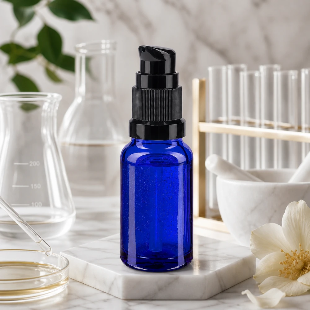 Flacon de pharmacie bleu 10ml bouchon pompe noir standart Flacon miniature bleu cobalt de 10 ml muni d'un bouchon-pompe, posé sur du marbre parmi des ustensiles de laboratoire