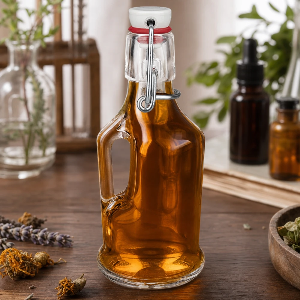 Bouteille en verre 200 ml « Bertha » et bouchon en porcelaine UNiTWIST® Bouteille en verre Bertha 200ml ambrée aux herbes et fleurs séchées Cosmétique naturelle Ambiente UNiTW Bouchon à étrier