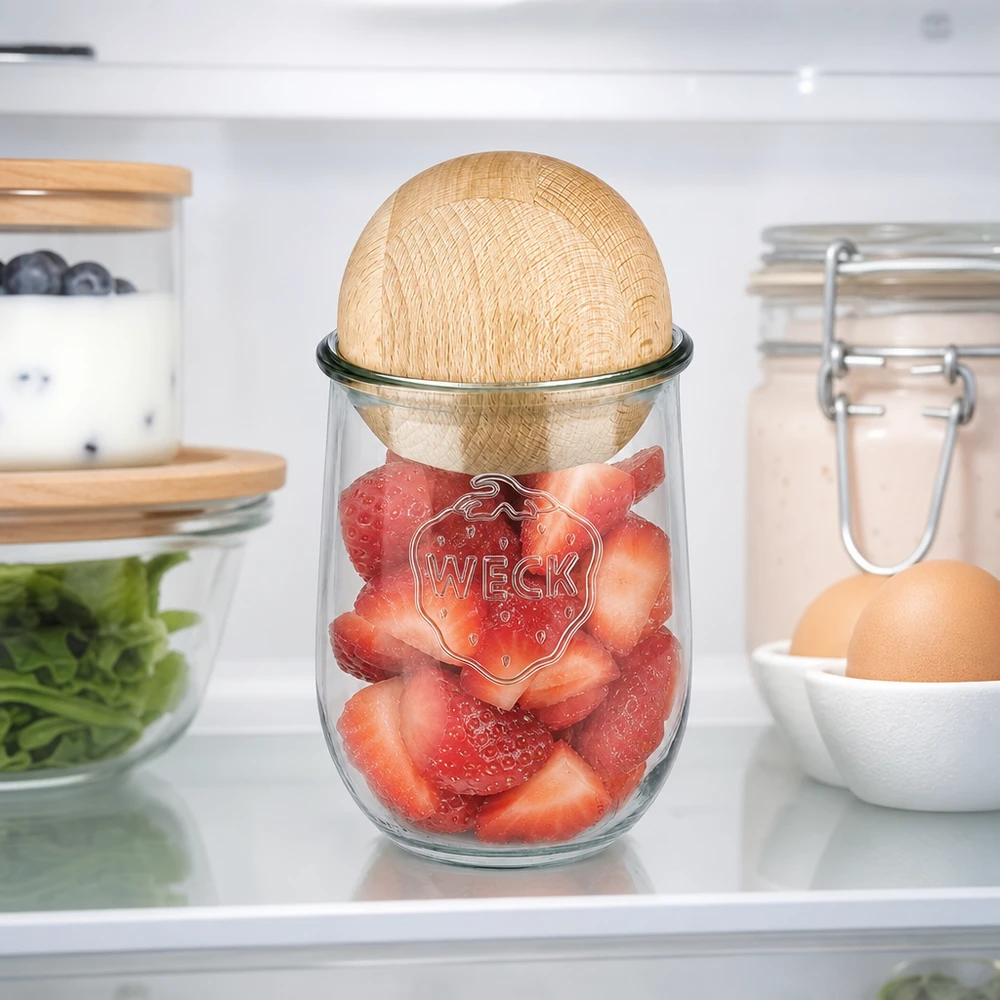 WECK Pot tulipe 1062ml RR100 avec boule de hêtre dans le réfrigérateur rempli de fraises fraîches montre une conservation optimale de la fraîcheur