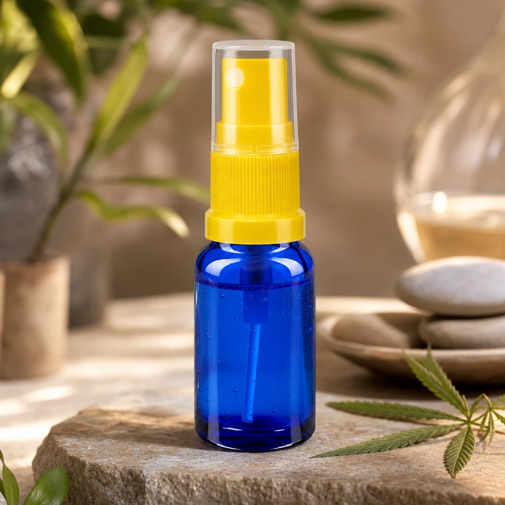 Flacon pulvérisateur bleu de 10 ml avec protection UV et pommeau jaune, idéal pour l'aromathérapie et la naturopathie