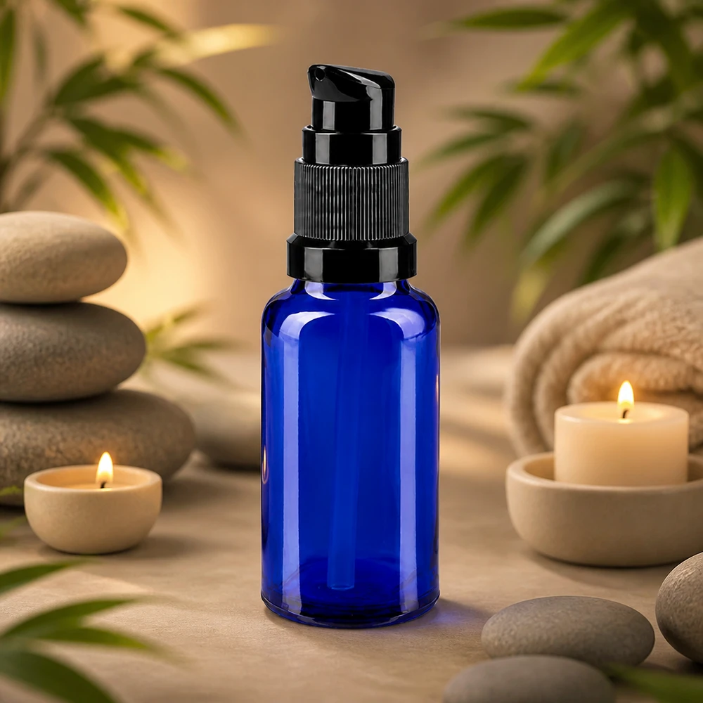 Flacon en verre bleu cobalt de 20 ml muni d'une pompe doseuse noire, dans une ambiance spa relaxante