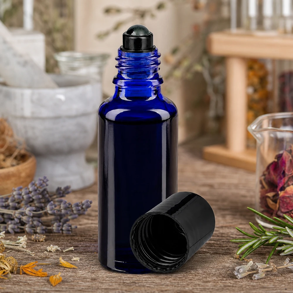 Flacon de déodorant en verre bleu 30 ml, déo à bille vide Flacon en verre bleu de 30 ml à bille, avec bille en acier et bouchon noir, sur fond en bois