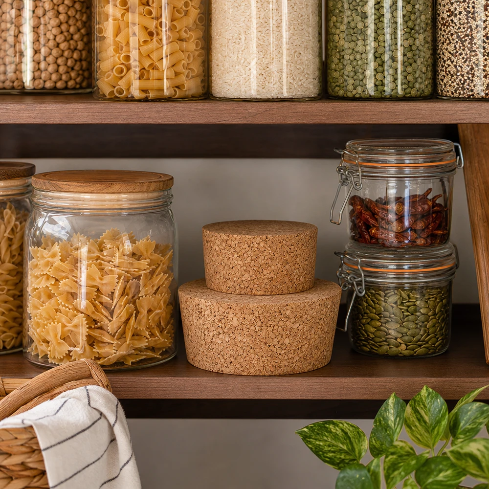 Bouchon pour ouverture 40mm WECK RR40 (ø38/43, H=20mm) Stockage organisé avec le bouchon WECK RR40 en liège naturel 40mm dans un rangement de cuisine pratique