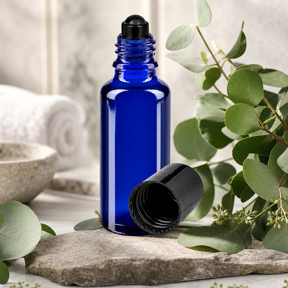 Flacon de déodorant en verre bleu 30 ml, déo à bille vide Flacon roll-on bleu de 30 ml en verre d'apothicaire, avec son bouchon ouvert, dans un cadre naturel de spa