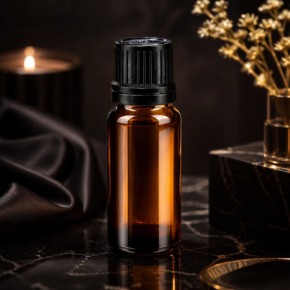 Flacon en verre ambré ApoGlas de 10 ml avec bouchon d'inviolabilité noir, dans une élégante ambiance « bougie »