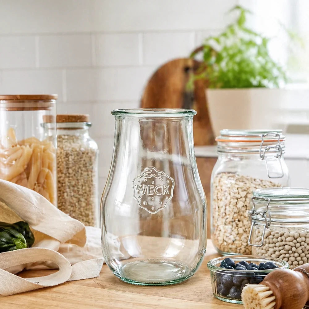 WECK Pot tulipe 2700ml RR100 dans une cuisine moderne avec des bocaux de stockage de pâtes et de légumes secs sur un plan de travail en bois