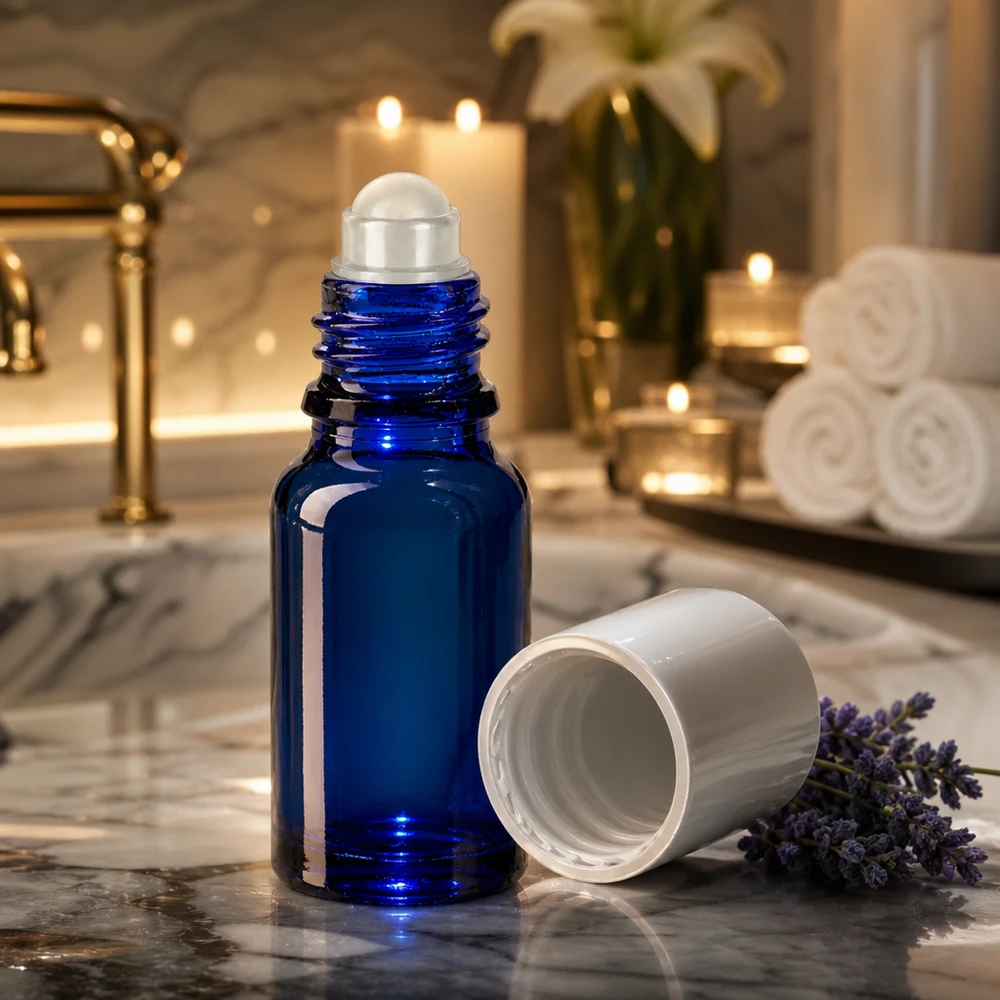 Flacon roll-on en verre de pharmacie bleu de 10 ml, ouvert, avec un bouchon blanc, dans une salle de bains élégante