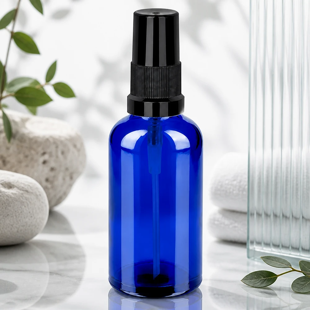 Vaporisateur 50ml noir STD BlueLine UT18/50 Vaporisateur en verre bleu 50ml STD BlueLine avec mécanisme de pompe noir mat pour cosmétiques naturels
