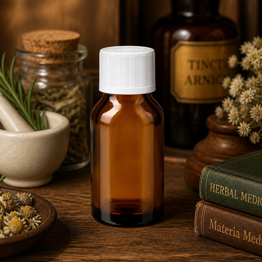 Flacon en verre ambré ApoGlas de 30 ml avec compte-gouttes de 1,2 mm, dans une ambiance de pharmacie spécialisée en médecine naturelle