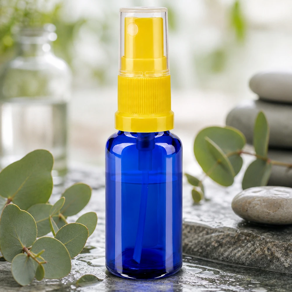 Flacon en verre avec protection UV, 20 ml, bleu, avec vaporisateur jaune et bouchon de sécurité transparent