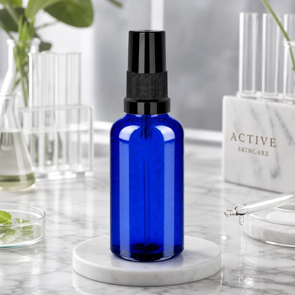 Vaporisateur 50ml noir STD BlueLine UT18/50 Le vaporisateur en verre bleu de 50 ml avec tête de vaporisation noire protège parfaitement les ingrédients sensibles à la lumière.