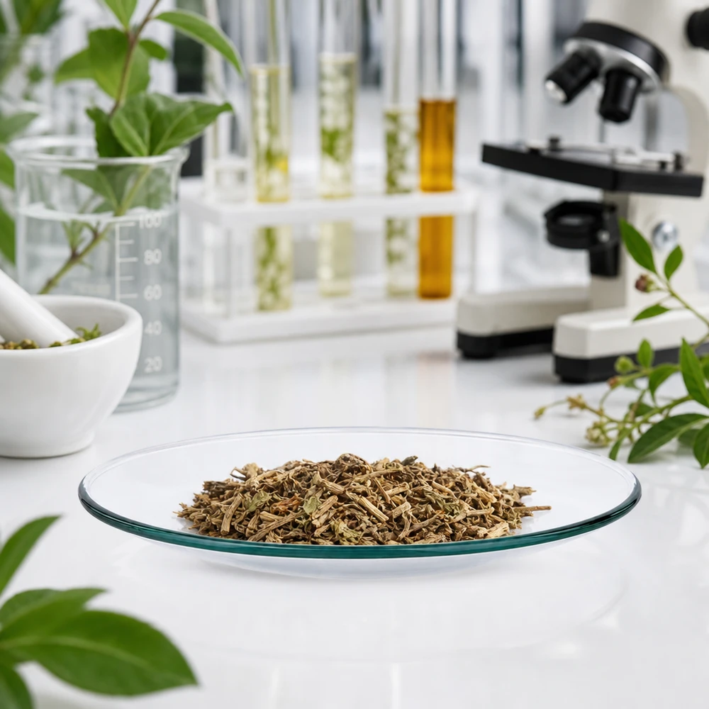 Bac de laboratoire contenant des échantillons organiques entourés de plantes vertes et d'appareils scientifiques