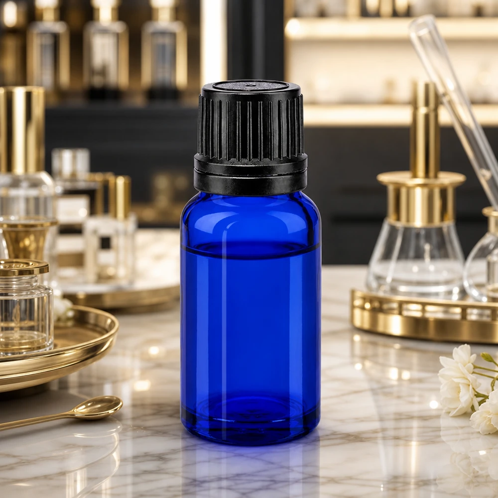 Flacon de pharmacie bleu 10ml bouchon vissable noir bague de coulée bouchon d'inviolabilité Flacon en verre bleu cobalt de 10 ml avec bouchon OV rainuré, présenté dans un décor de parfumerie haut de gamme