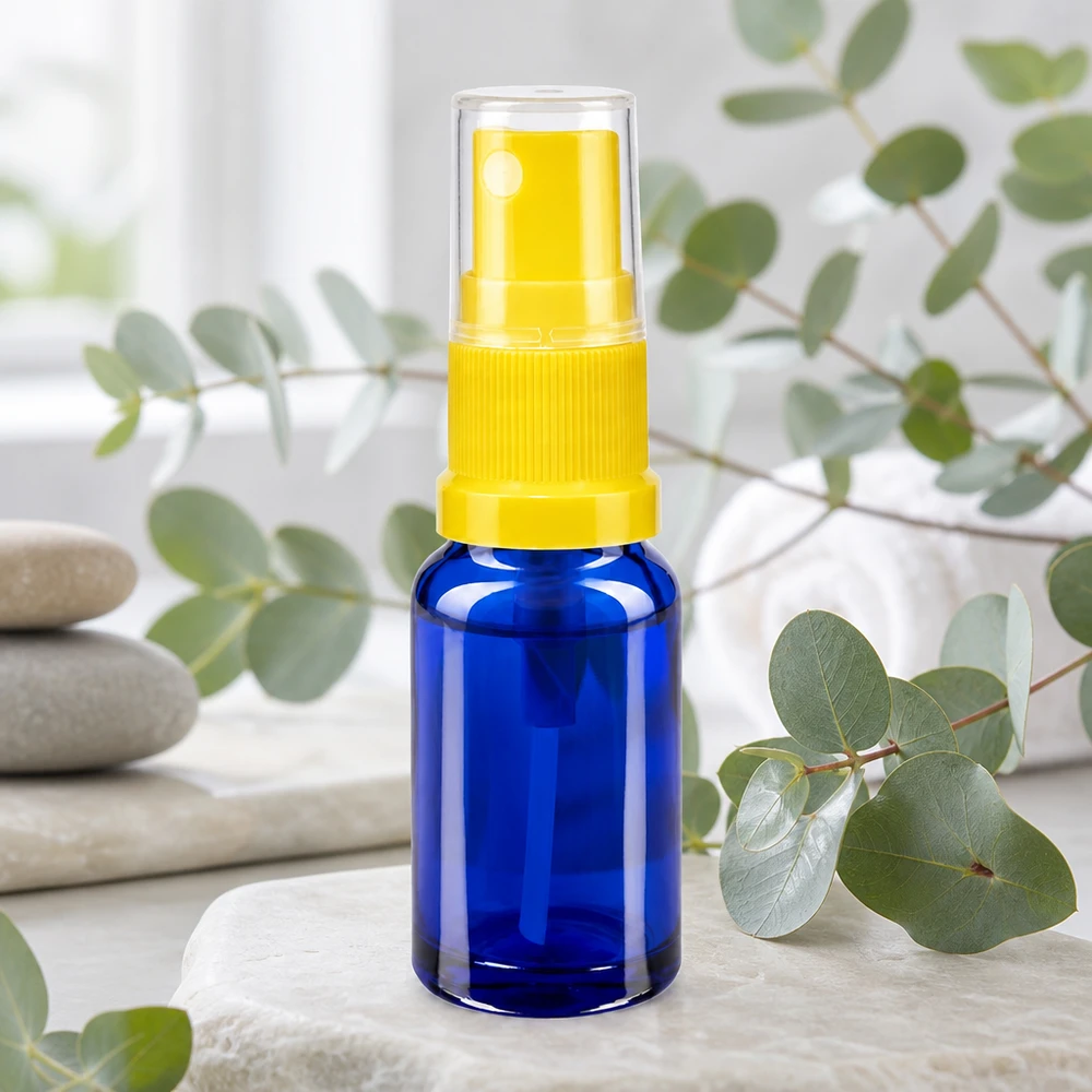 Flacon de pharmacie bleu 10ml embout spray jaune Flacon ApoGlas bleu de 10 ml avec atomiseur fin jaune, destiné à l'aromathérapie et aux cosmétiques naturels