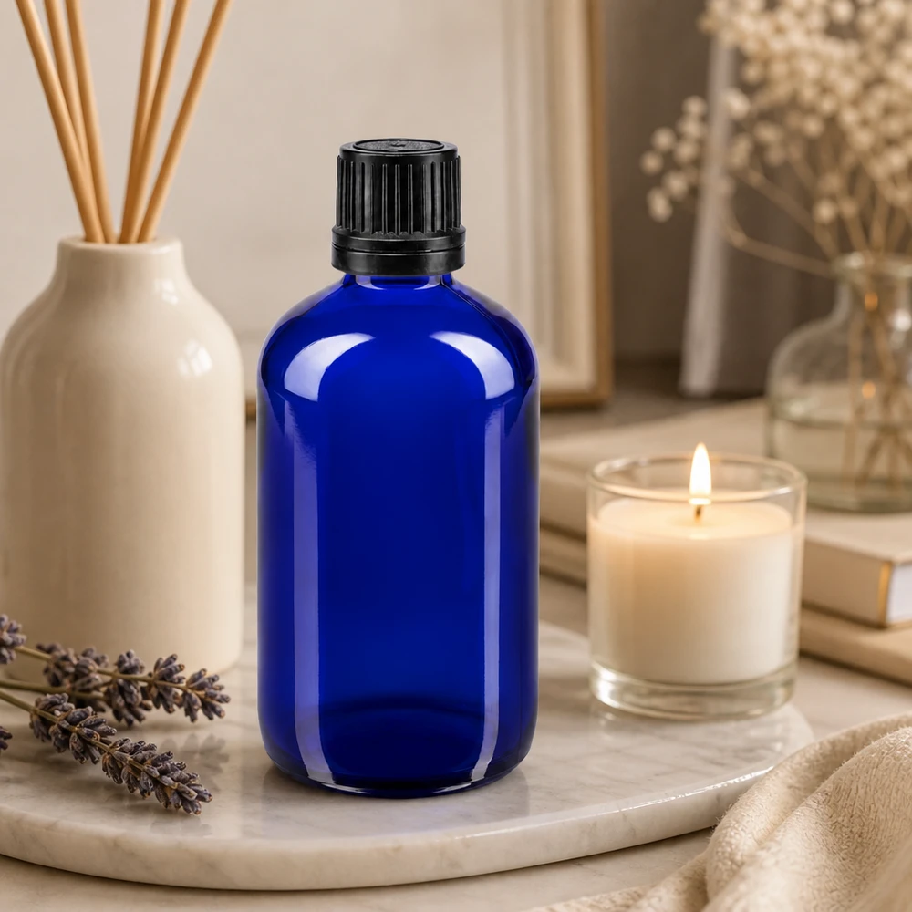 Bouteille de pharmacie bleue 100ml bouchon vissable bague de coulée noire bouchon inviolabilité Petit flacon de pharmacie bleu de 100 ml en verre borosilicaté, muni d'un bouchon à vis nervuré