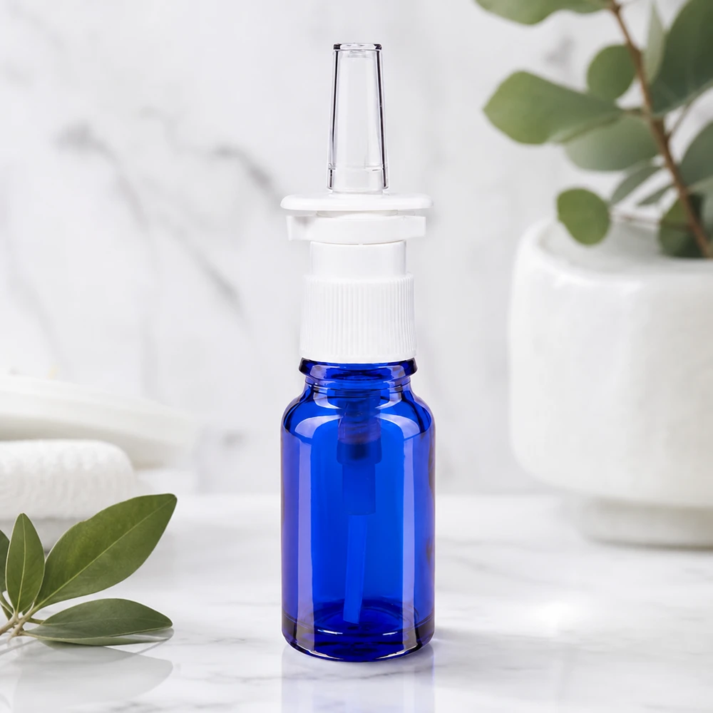 Flacon de spray nasal médical de 10 ml avec embout STD pour spray nasal, sur fond de marbre