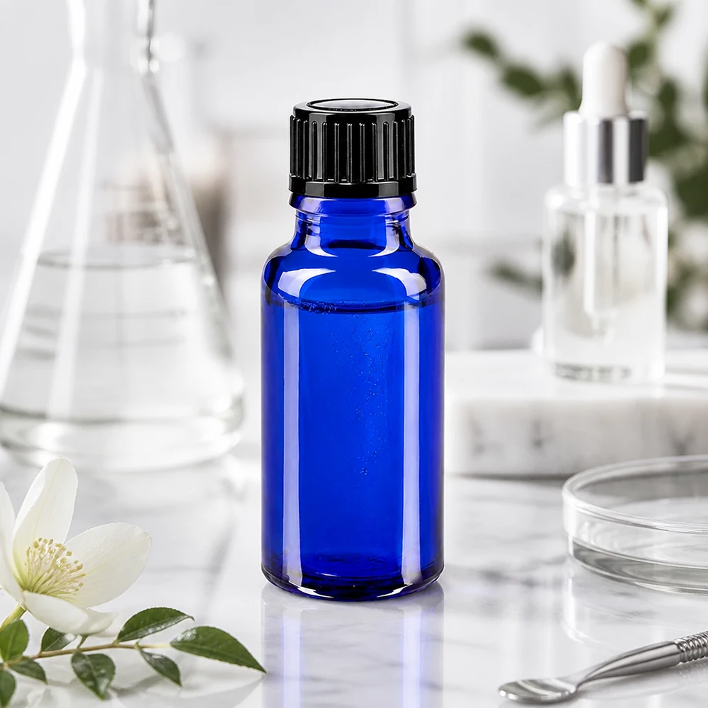 Flacon en verre d'apothicaire bleu de 20 ml STD avec un goulot de 1 mm dans un environnement de laboratoire