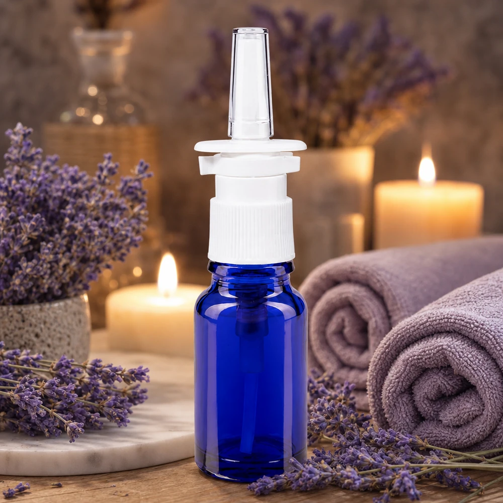 Flacon en verre de pharmacie bleu de 10 ml muni d'un embout de vaporisateur nasal, entouré de fleurs de lavande violettes