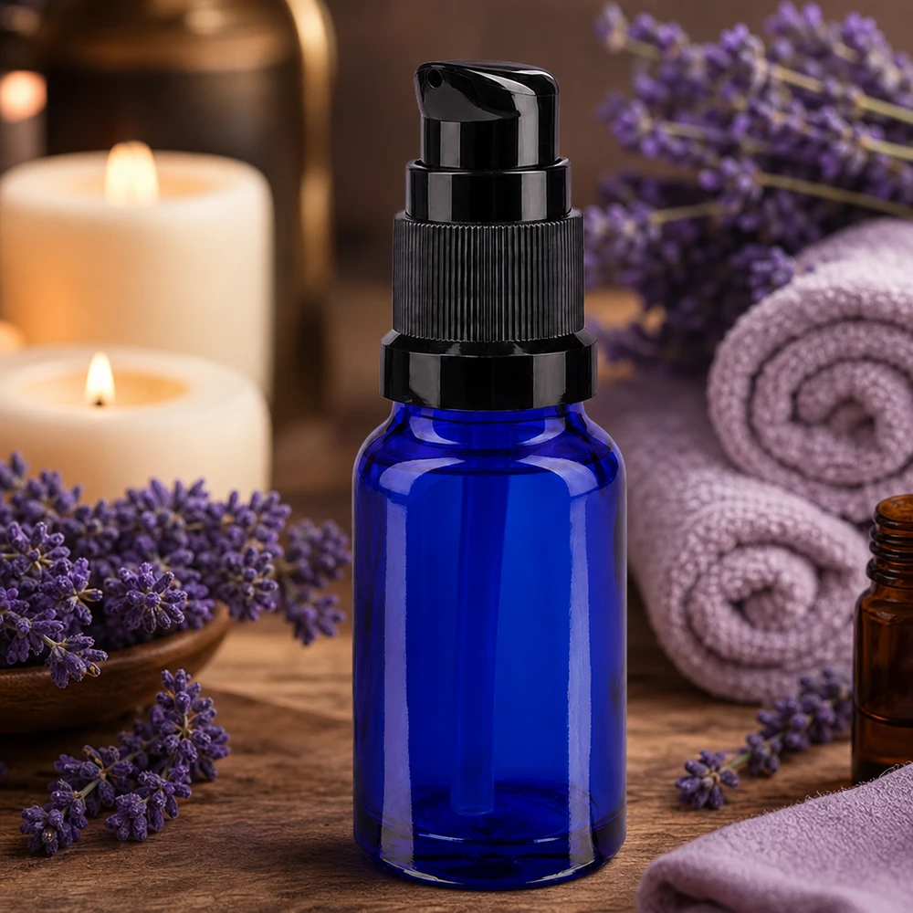 Flacon en verre d'apothicaire bleu de 10 ml avec pompe doseuse noire, idéal pour les sérums et les huiles de soin