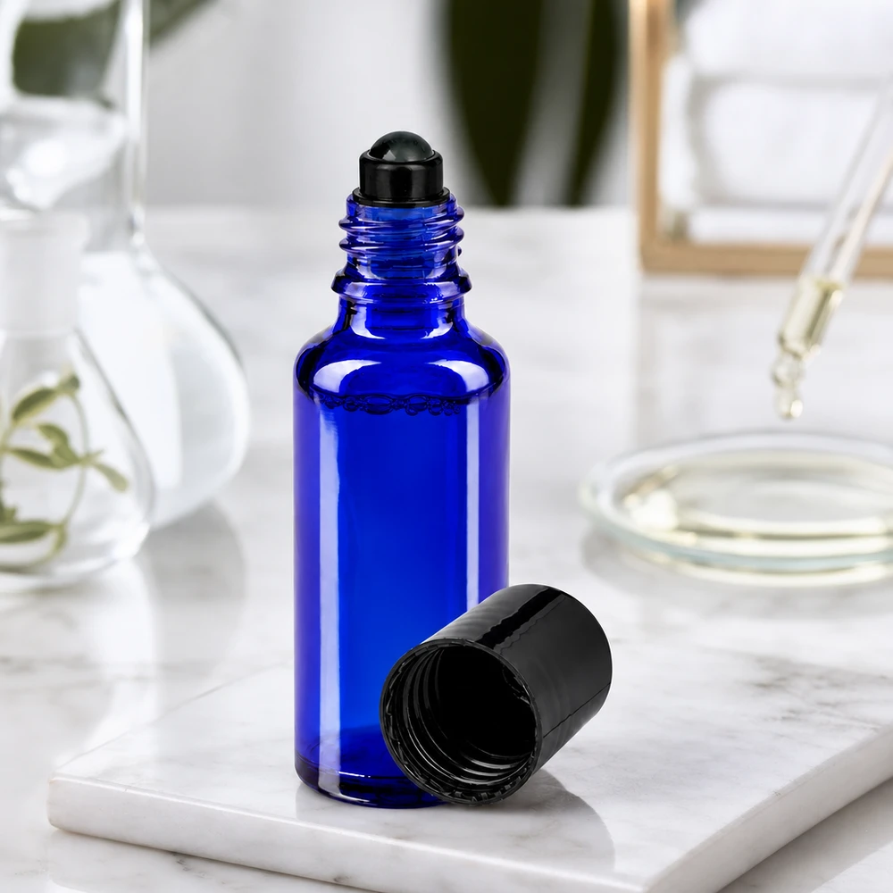 Flacon de déodorant en verre bleu 30 ml, déo à bille vide Flacon roll-on bleu de 30 ml en verre anti-UV, avec une bille noire sur fond marbré