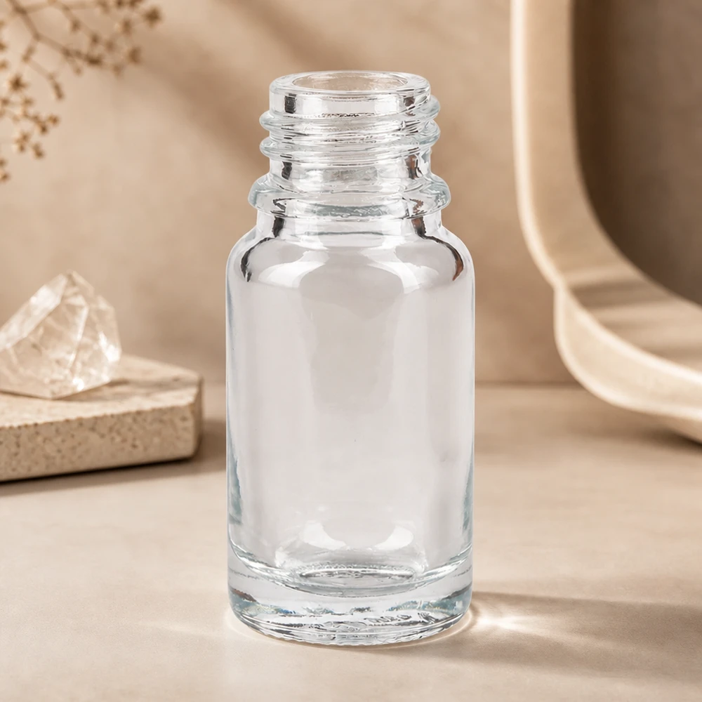 Flacon de pharmacie ClearLine vide de 10 ml en verre transparent avec filetage DIN 18, sur fond beige