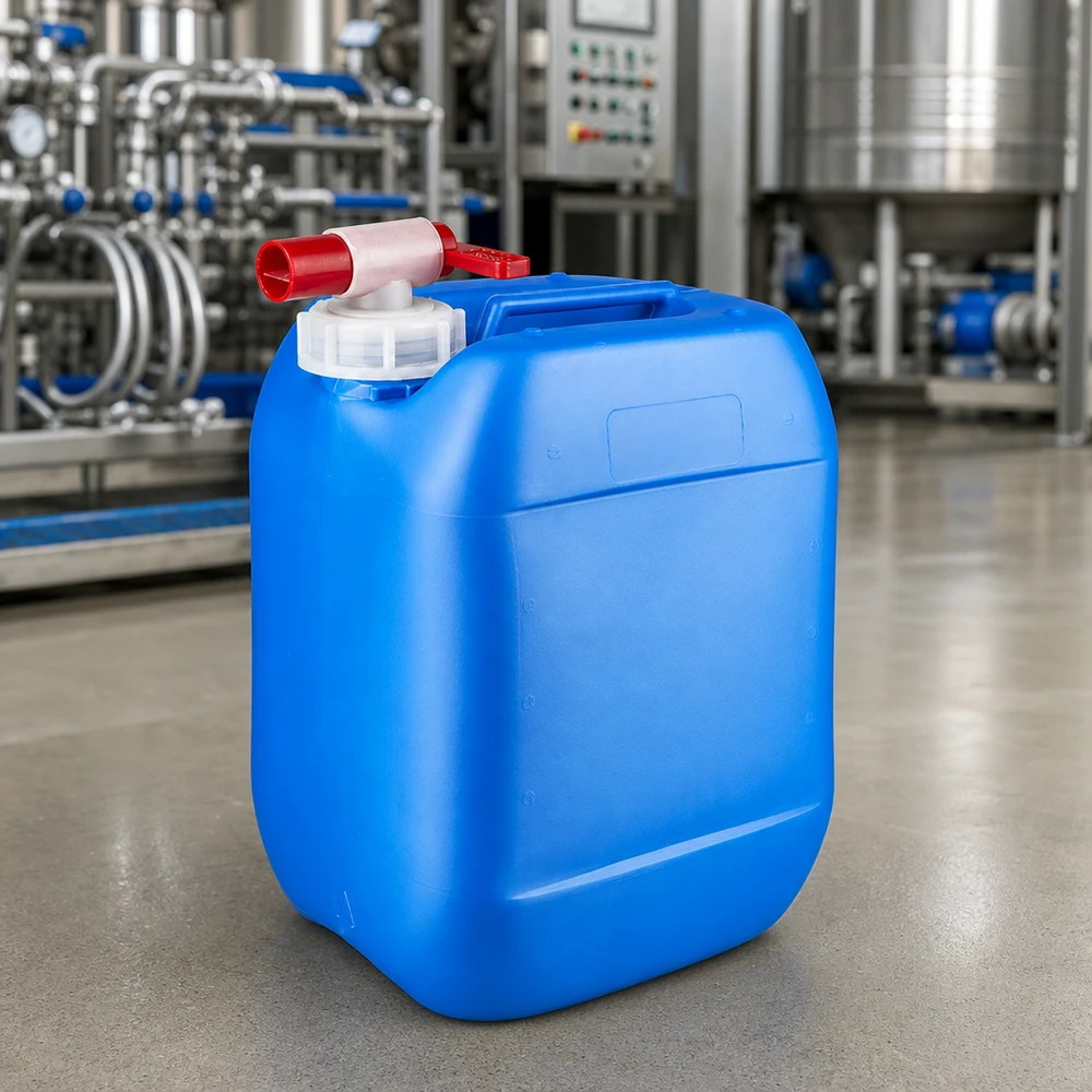 Bidon 10 litres bleu avec robinet Bidon industriel carré bleu de 10 litres muni d'un robinet de vidange dans une usine de production chimique