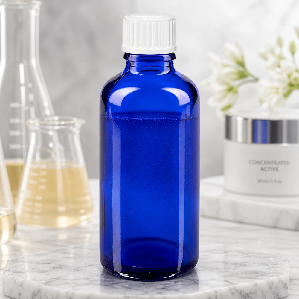 Flacon de pharmacie bleu 50ml bouchon vissable blanc standard Flacon de pharmacie bleu de 50 ml en verre anti-UV, muni d'un bouchon blanc à sécurité enfant, dans un décor de laboratoire