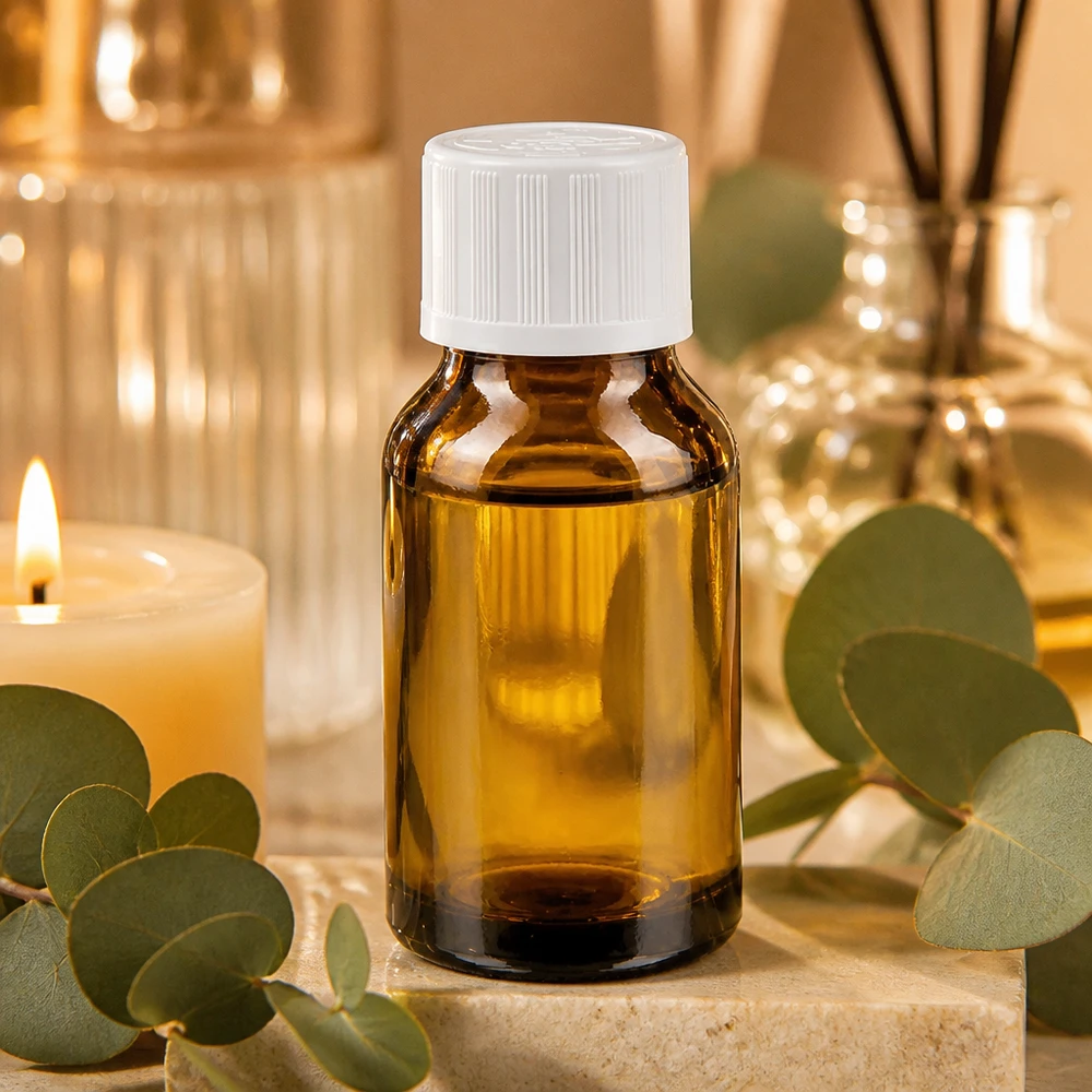 Flacon à pharmacie brun 30ml bouchon compte-gouttes blanc sécurité enfant std Petite bouteille en verre marron de 30 ml avec compte-gouttes de 1,2 mm, entourée de branches d'eucalyptus et de bougies