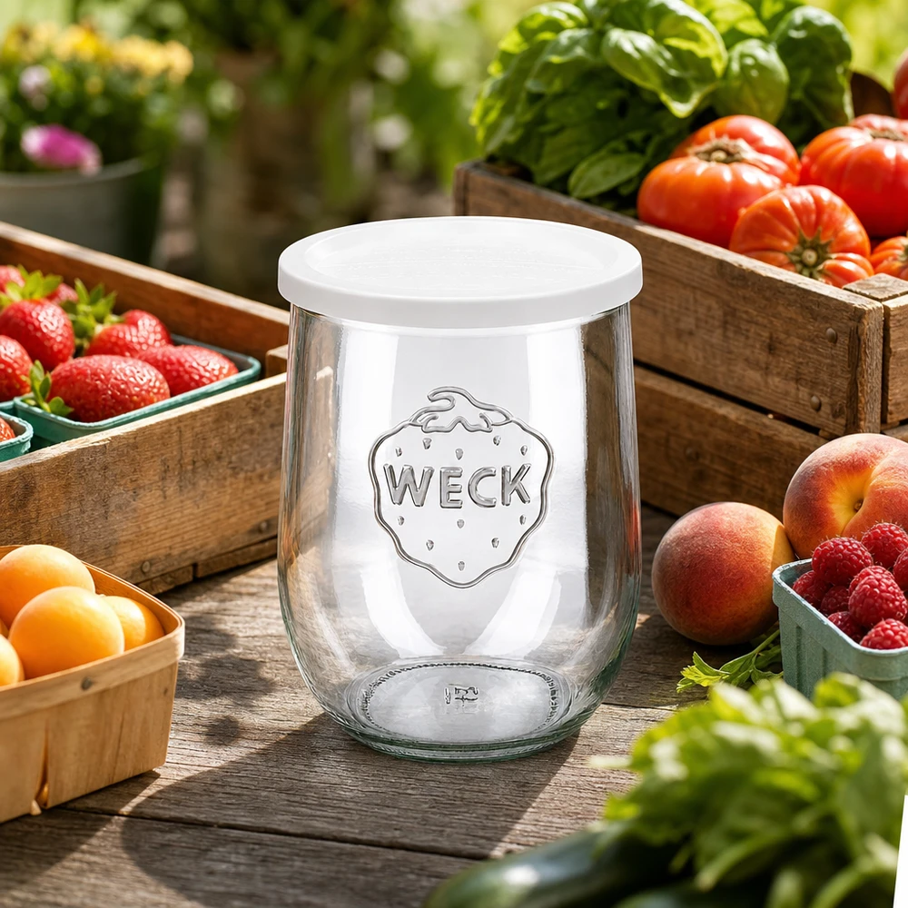 1062ml bocal tulipe avec couvercle fraîcheur WECK RR100 WECK Pot tulipe 1062ml avec couvercle fraîcheur parmi des fruits et légumes frais décorés sur une table en bois à l'extérieur