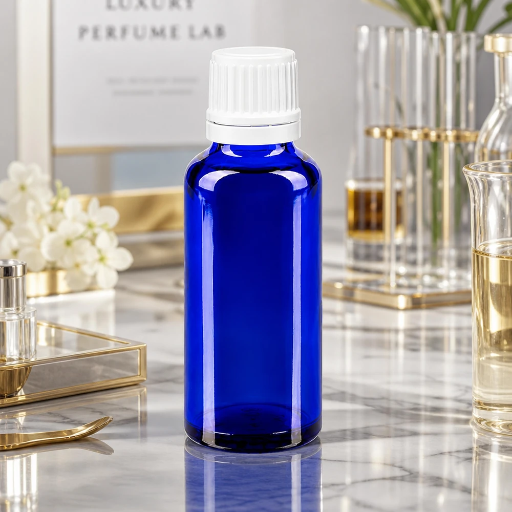 Flacon compte-gouttes bleu de 30 ml de marque ApoGlas, muni d'un embout de 0,7 mm, posé sur du marbre à côté de matériel de laboratoire en verre