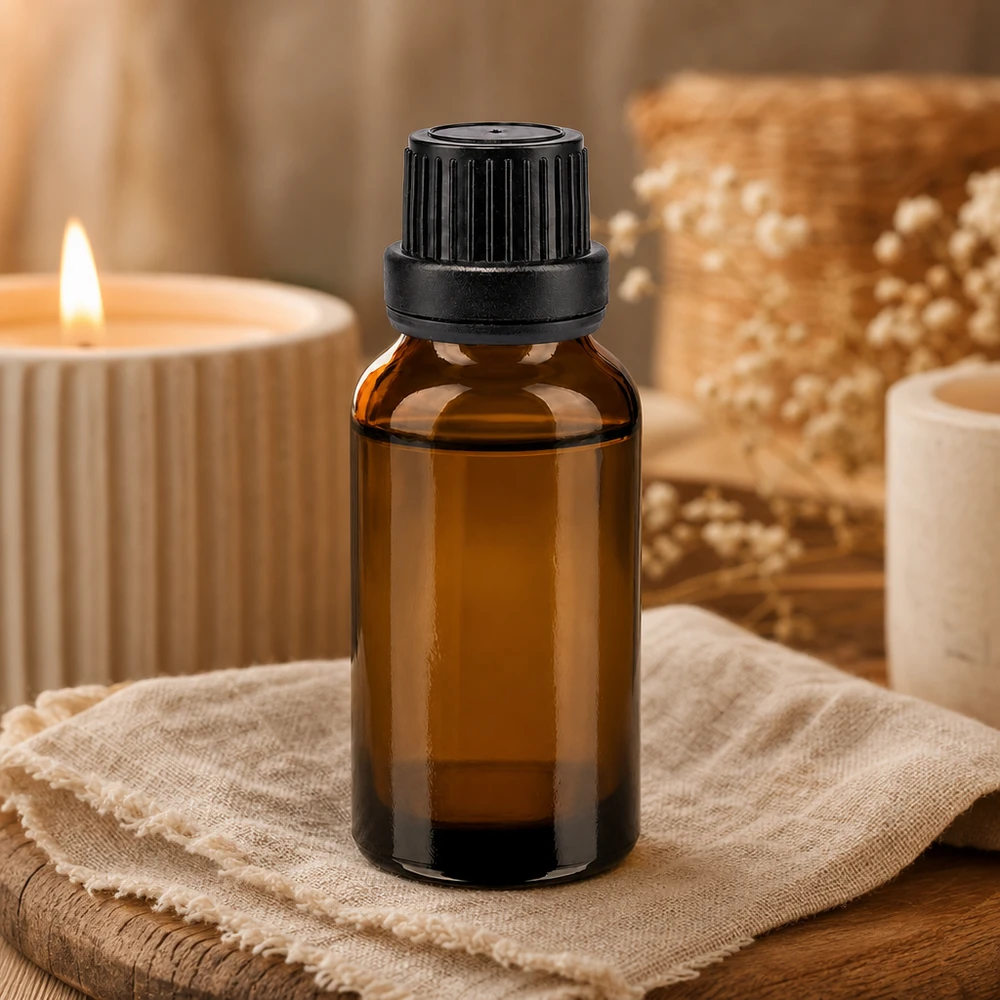 Flacon en verre brun de 20ml fermé par un bouchon vissable noir. Flacon de pharmacie compact de 20 ml en verre ambré avec bouchon OV noir, destiné aux cosmétiques et à la médecine naturelle