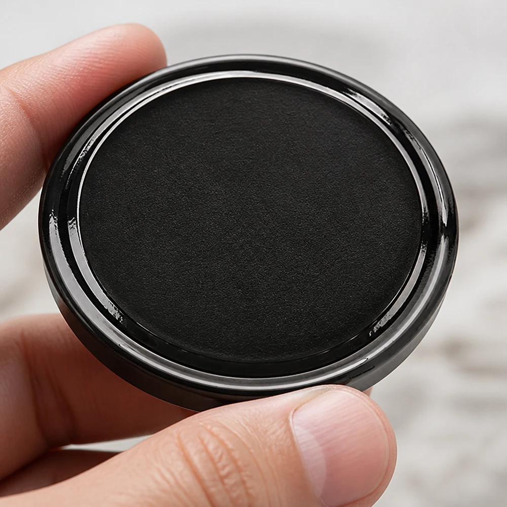 Couvercle BasicSeal noir de 58 mm (TO58) UNiTWIST Couvercle de conserve TO58 UNiTWIST BasicSeal de 58 mm, noir mat avec bord brillant – photo macro