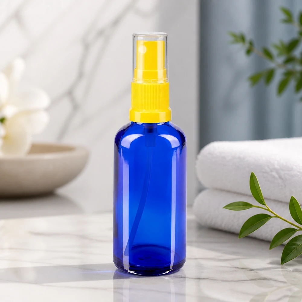 Flacon pulvérisateur bleu cobalt de 50 ml, modèle STD, avec bouchon de protection transparent et pommeau jaune