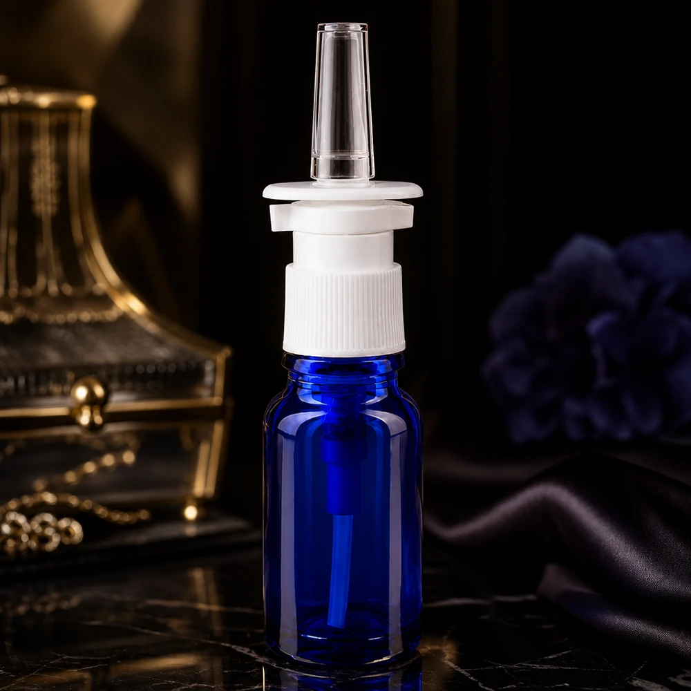 Flacon en verre compact de 10 ml pour spray nasal, de couleur bleue, muni d'un bouchon-pompe STD blanc, destiné aux pharmacies