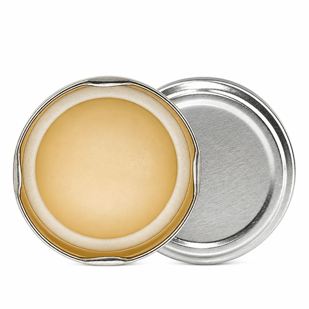 Couvercle BasicSeal 66 mm argenté (TO66) UNiTWIST Couvercle Twist-Off TO66 de 66 mm, argenté, ouvert, laissant apparaître le mastic d'étanchéité et le vernis de protection doré