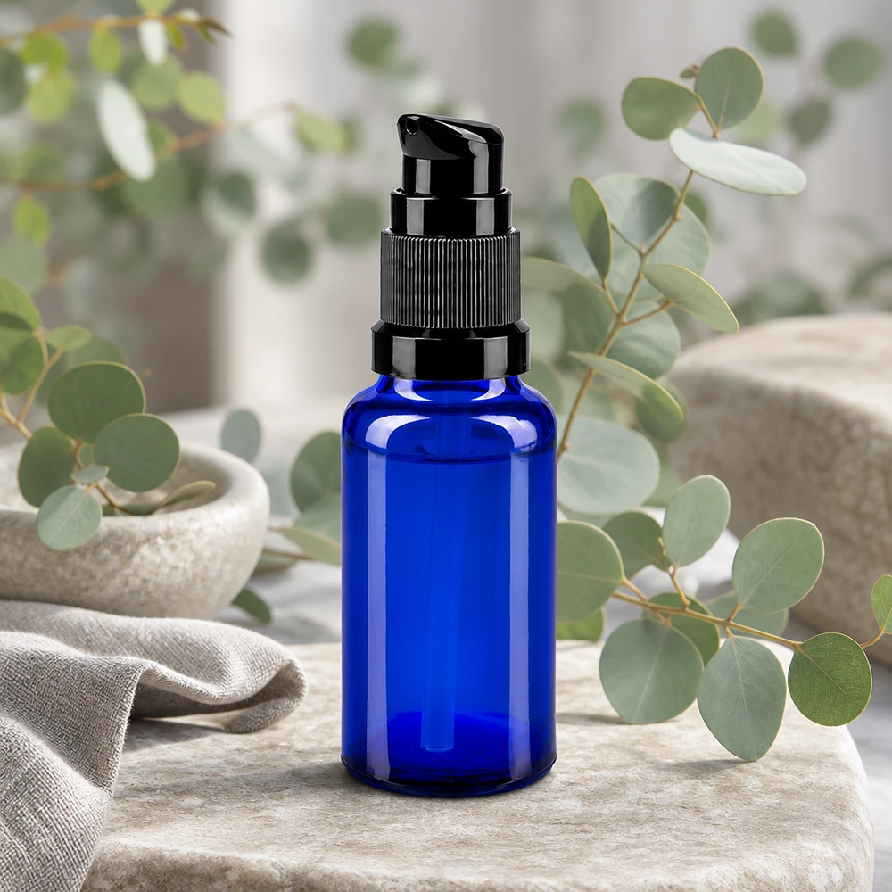Flacon-pompe bleu cobalt de 20 ml STD avec pommeau noir rainuré, en verre de pharmacie