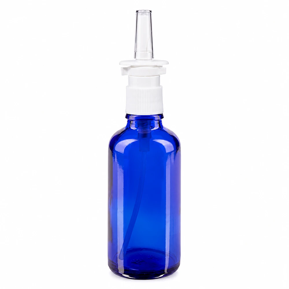 Flacon en verre bleu cobalt de 50 ml, de type flacon de pharmacie, muni d'une pompe pour spray nasal blanche et d'un applicateur transparent