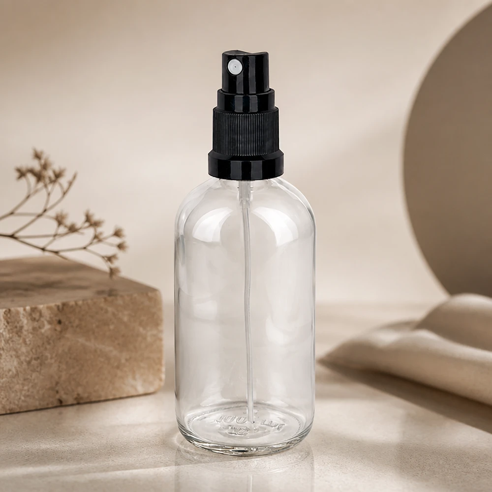 100ml vaporisateur noir/tr. STD ClearLine UT18/100 Flacon vaporisateur minimaliste de 100 ml en verre transparent avec un vaporisateur noir sur fond marbré